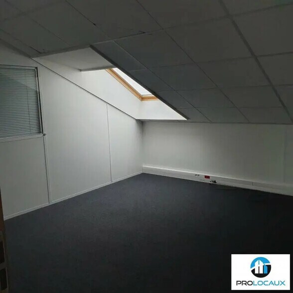 Office in Eybens for lease - Building Photo - Image 3 of 4