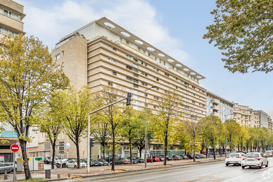 Office in Marseille for lease - Building Photo - Image 3 of 4