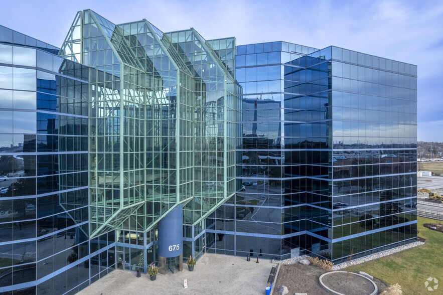 675 Cochrane Dr, Markham, ON for lease - Building Photo - Image 3 of 15