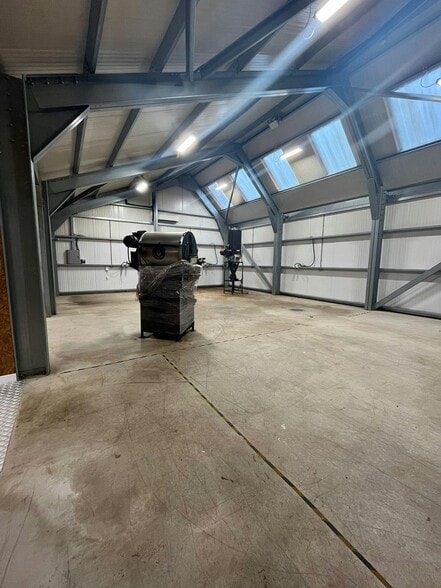 Bellfield Rd, High Wycombe for lease - Interior Photo - Image 3 of 8