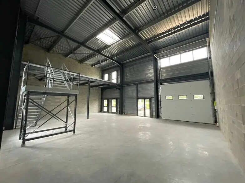 Flex in Bourgoin-Jallieu for lease - Building Photo - Image 2 of 13