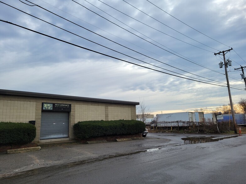 50 Tanner St, Lowell, MA 01852