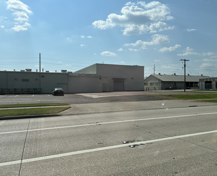 1075 N M L King Jr Pky, Beaumont, TX for lease - Building Photo - Image 2 of 3