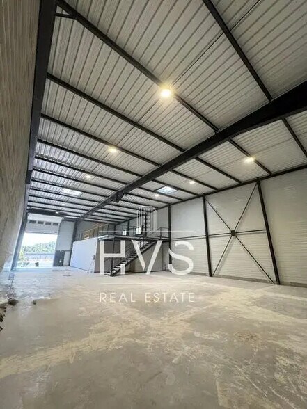 Flex in Gardanne for lease - Interior Photo - Image 1 of 4