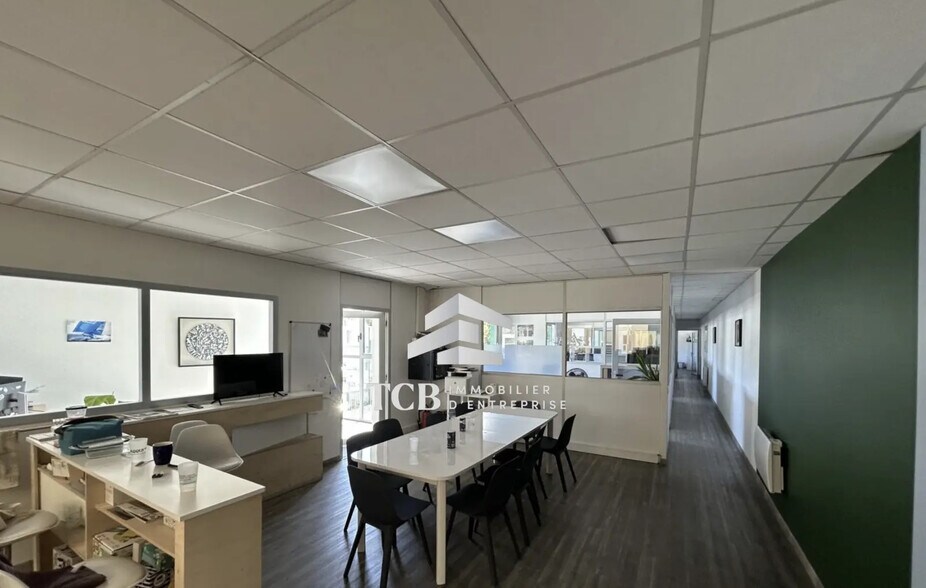 Flex in Treillières for lease - Interior Photo - Image 2 of 15