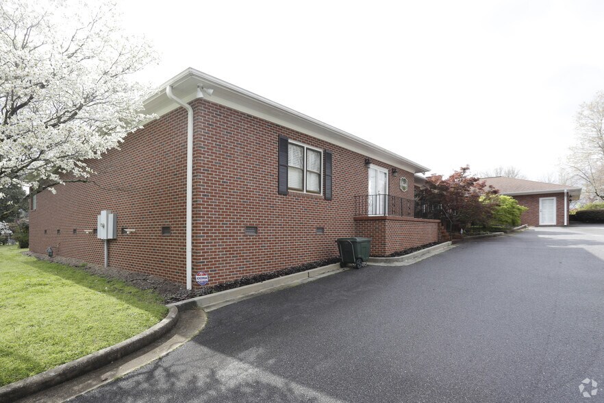 104 Chandler St, Hartwell, GA 30643