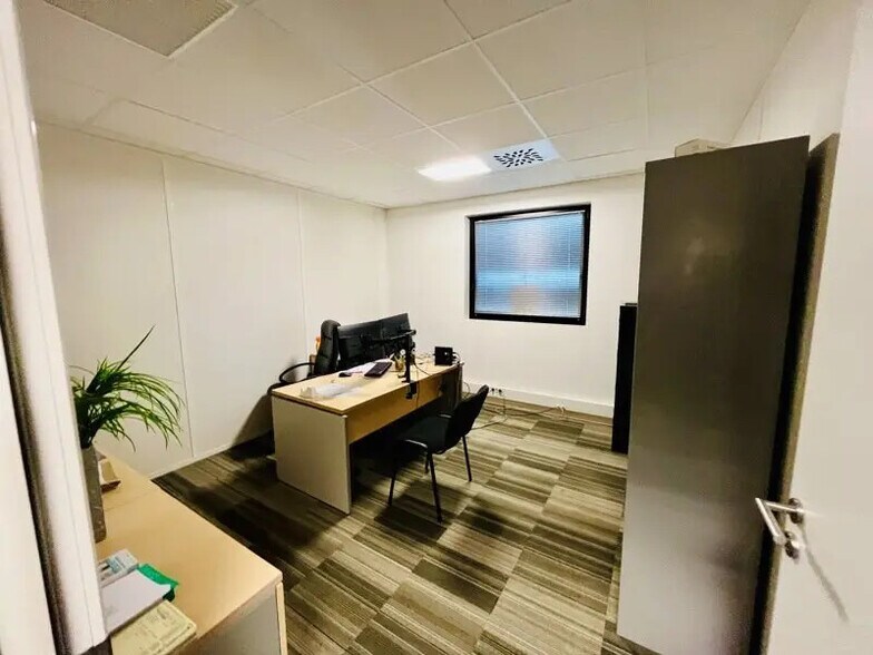 Retail in Artigues-près-Bordeaux for lease - Interior Photo - Image 2 of 5