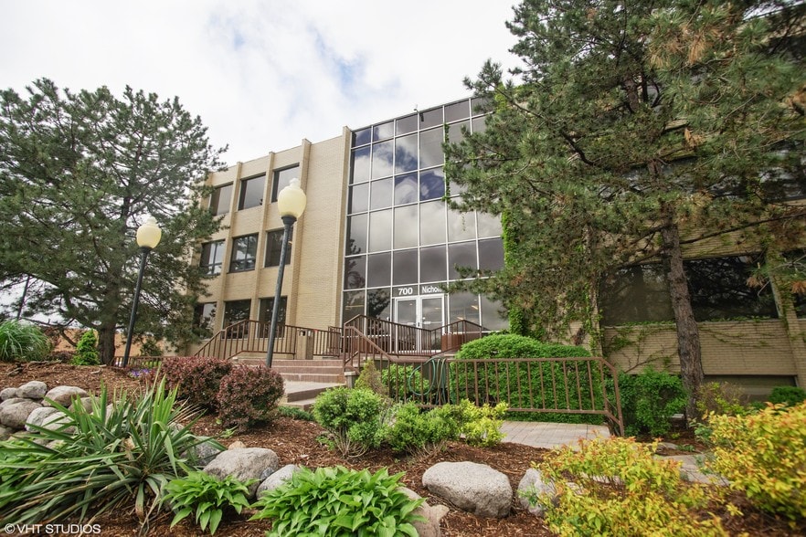 700 Nicholas Blvd, Elk Grove Village, IL for sale - Building Photo - Image 3 of 11