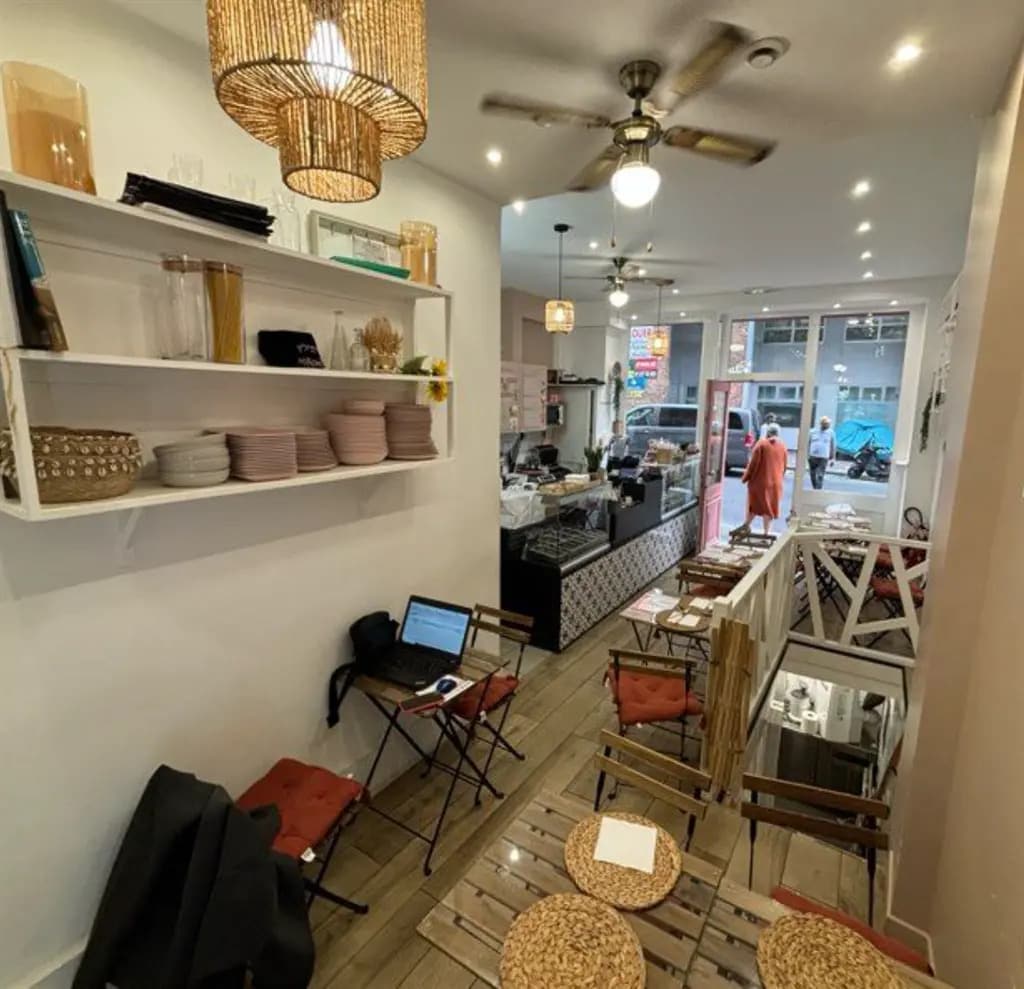 Retail in Paris for lease Interior Photo- Image 1 of 3