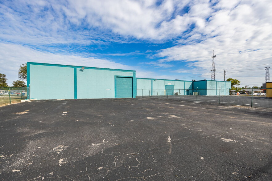 2560 Fowler St, Fort Myers, FL for lease - Building Photo - Image 3 of 73