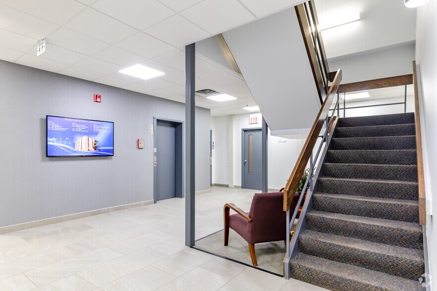 3060-3080 Ogden Ave, Lisle, IL for lease - Lobby - Image 3 of 34