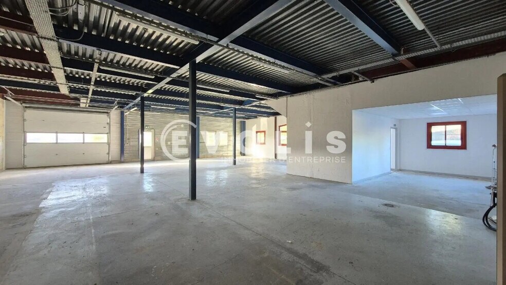 Flex in Chanteloup-en-Brie for lease - Interior Photo - Image 2 of 13