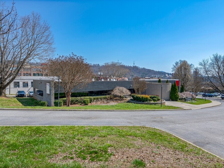 86 Asheland Ave, Asheville, NC for lease - Building Photo - Image 1 of 45