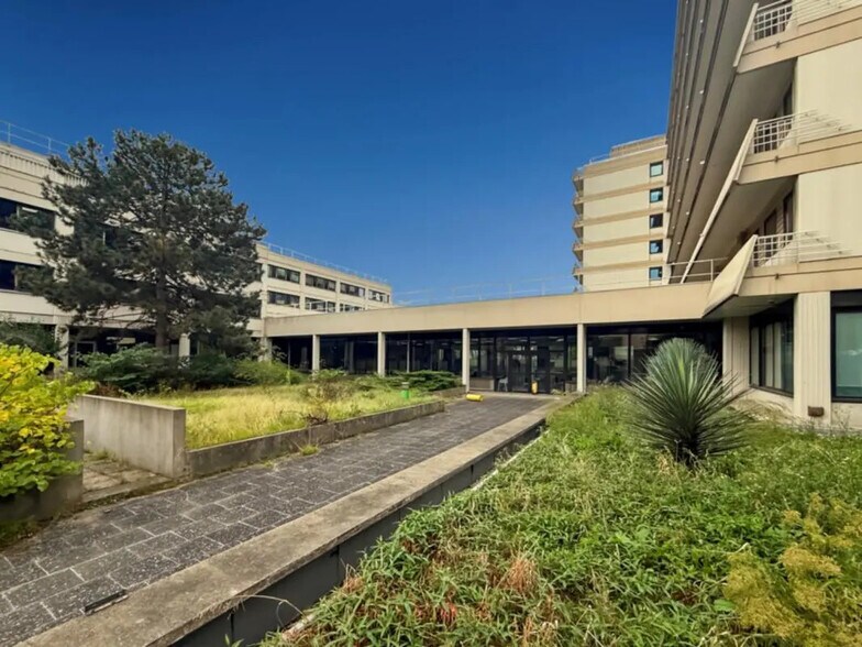 Office in Maisons-Alfort for lease - Building Photo - Image 1 of 8