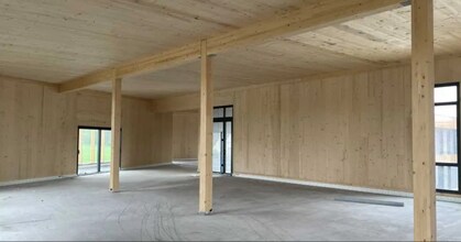 Office in Lacroix-Saint-Ouen for lease Interior Photo- Image 2 of 3