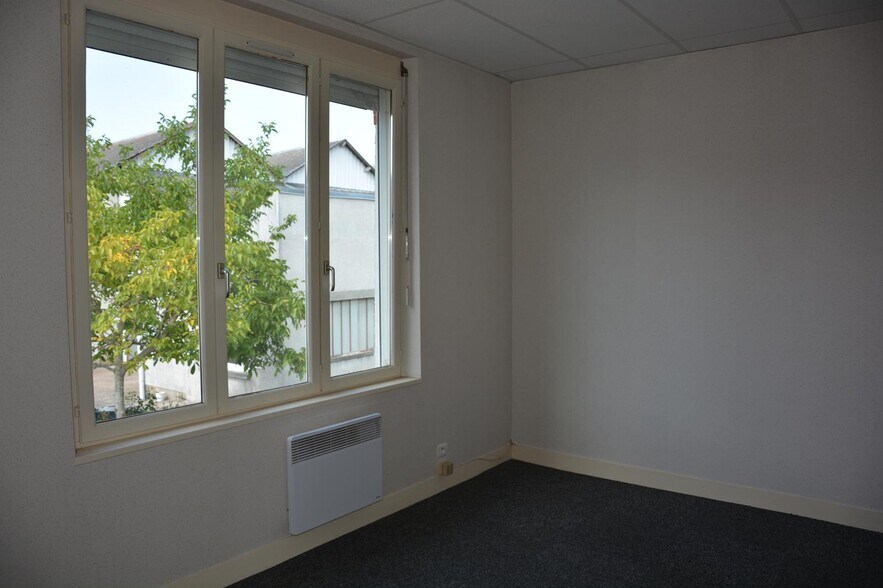 99 Avenue Louis Gallouedec, Fleury-les-Aubrais for lease - Interior Photo - Image 2 of 7