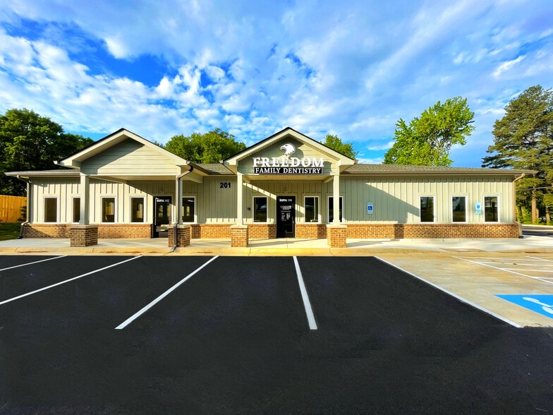 4804 Hood Rd, Fredericksburg, VA for lease - Building Photo - Image 1 of 4