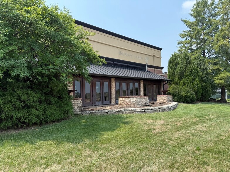 5001 Town Center Dr, Leawood, KS for lease - Building Photo - Image 2 of 8
