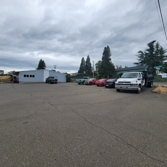 2130 NE Stephens St, Roseburg, OR for lease - Building Photo - Image 2 of 2