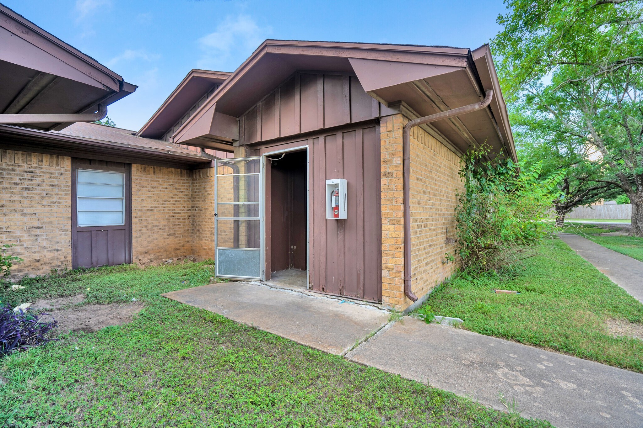 518 Cypress St, Lott, TX 76656 Valley View Apartments
