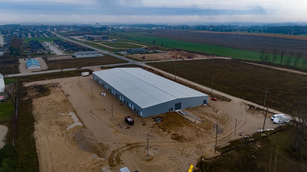 595 1st St, Hanover, ON for lease - Primary Photo - Image 1 of 32