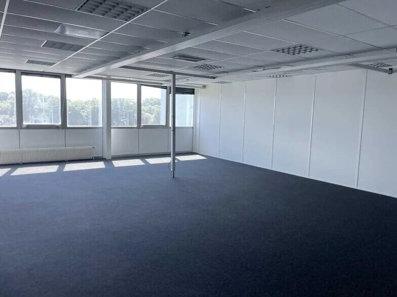 Office in Senlis for lease - Interior Photo - Image 2 of 5