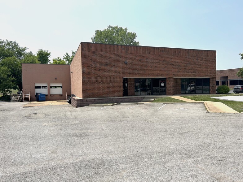 251-253 Chesterfield Industrial Blvd, Chesterfield, MO for lease - Building Photo - Image 1 of 28