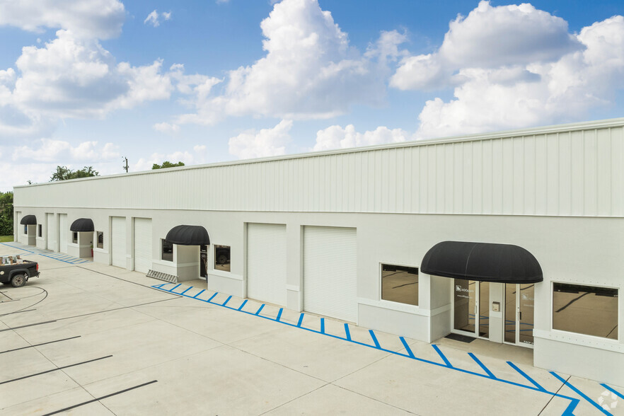 490 Business Park Way, Royal Palm Beach, FL for lease - Building Photo - Image 3 of 22