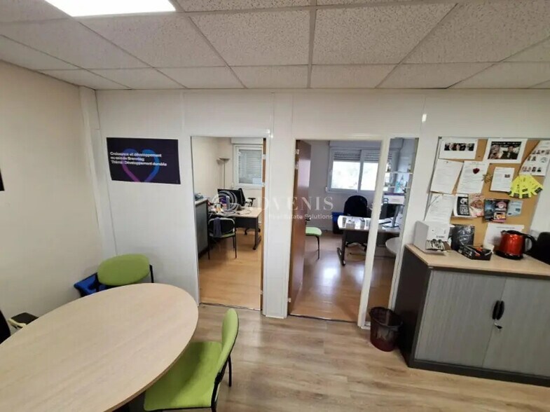 Office in Chassieu for lease - Building Photo - Image 3 of 5