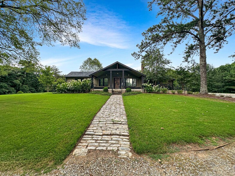 8400 Atlanta Newnan Rd, Chattahoochee Hills, GA for sale - Building Photo - Image 1 of 19