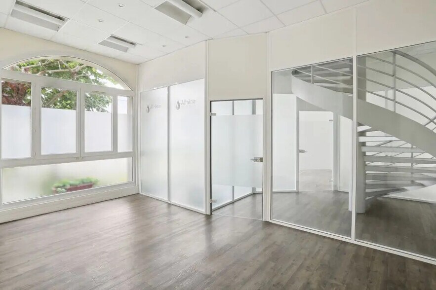 11 Bis Rue Eugène Varlin, Paris for lease - Building Photo - Image 3 of 14