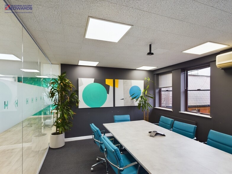 117 High St, Croydon for lease - Interior Photo - Image 2 of 4