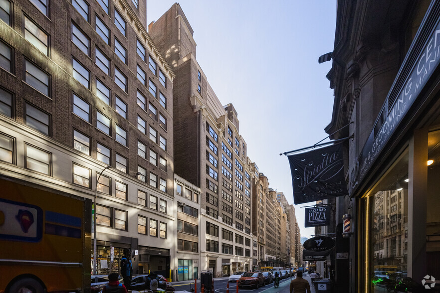 230 W 38th St, New York, NY for lease - Building Photo - Image 1 of 8