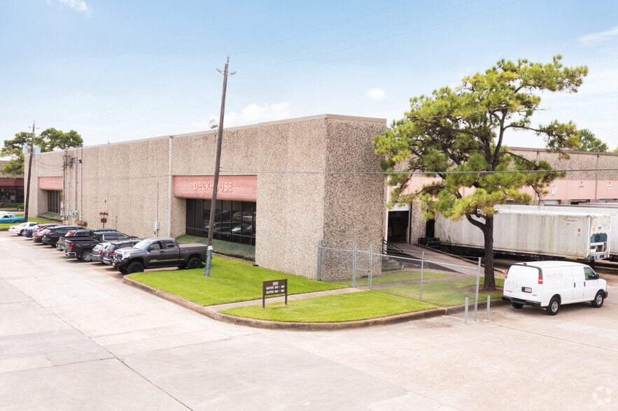 9366 Wallisville Rd, Houston, TX 77013