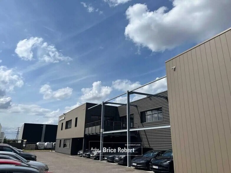 Flex in Saint-Priest for lease - Building Photo - Image 3 of 5