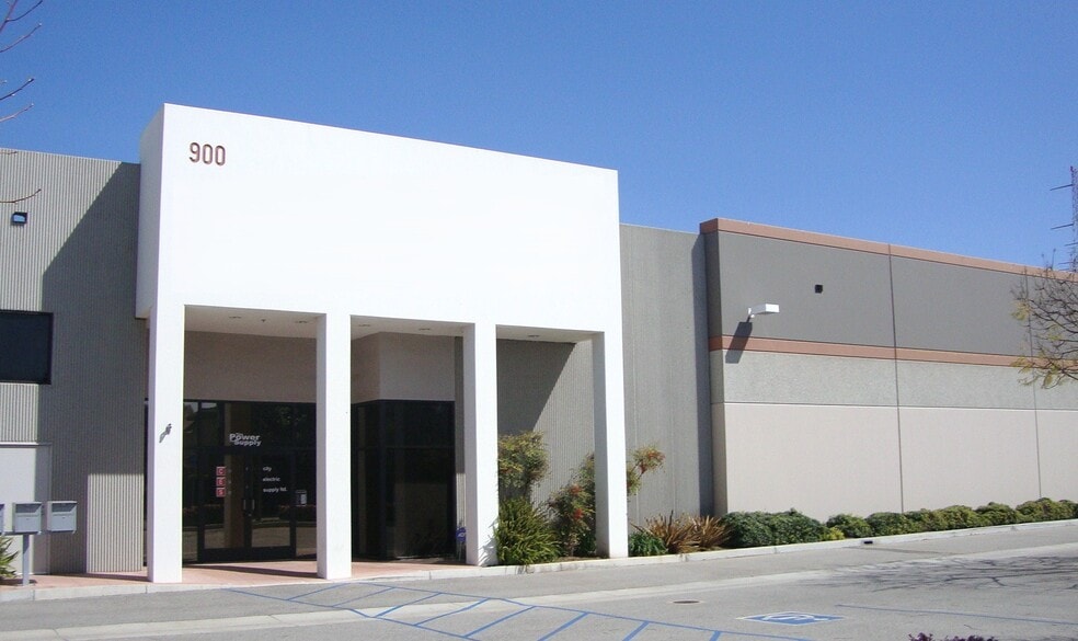 900-910 Graves Ave, Oxnard, CA for lease - Building Photo - Image 1 of 5