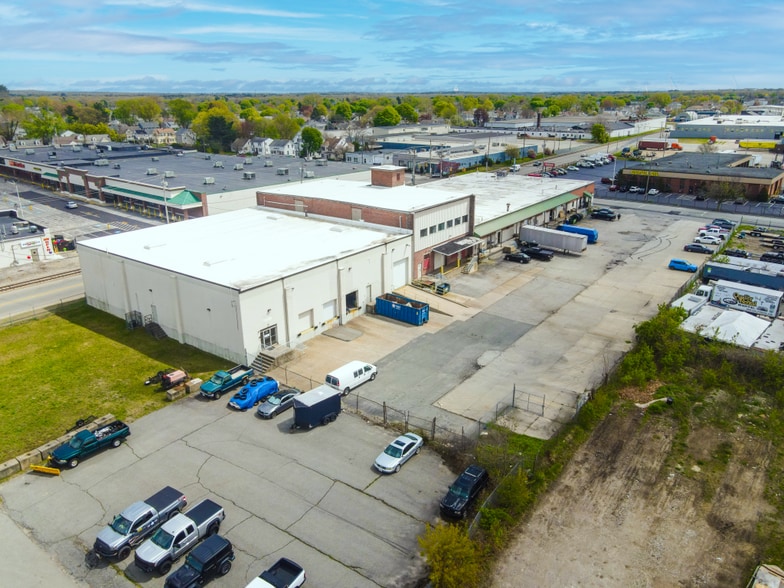 402-404 Walcott St, Pawtucket, RI for lease - Primary Photo - Image 2 of 3