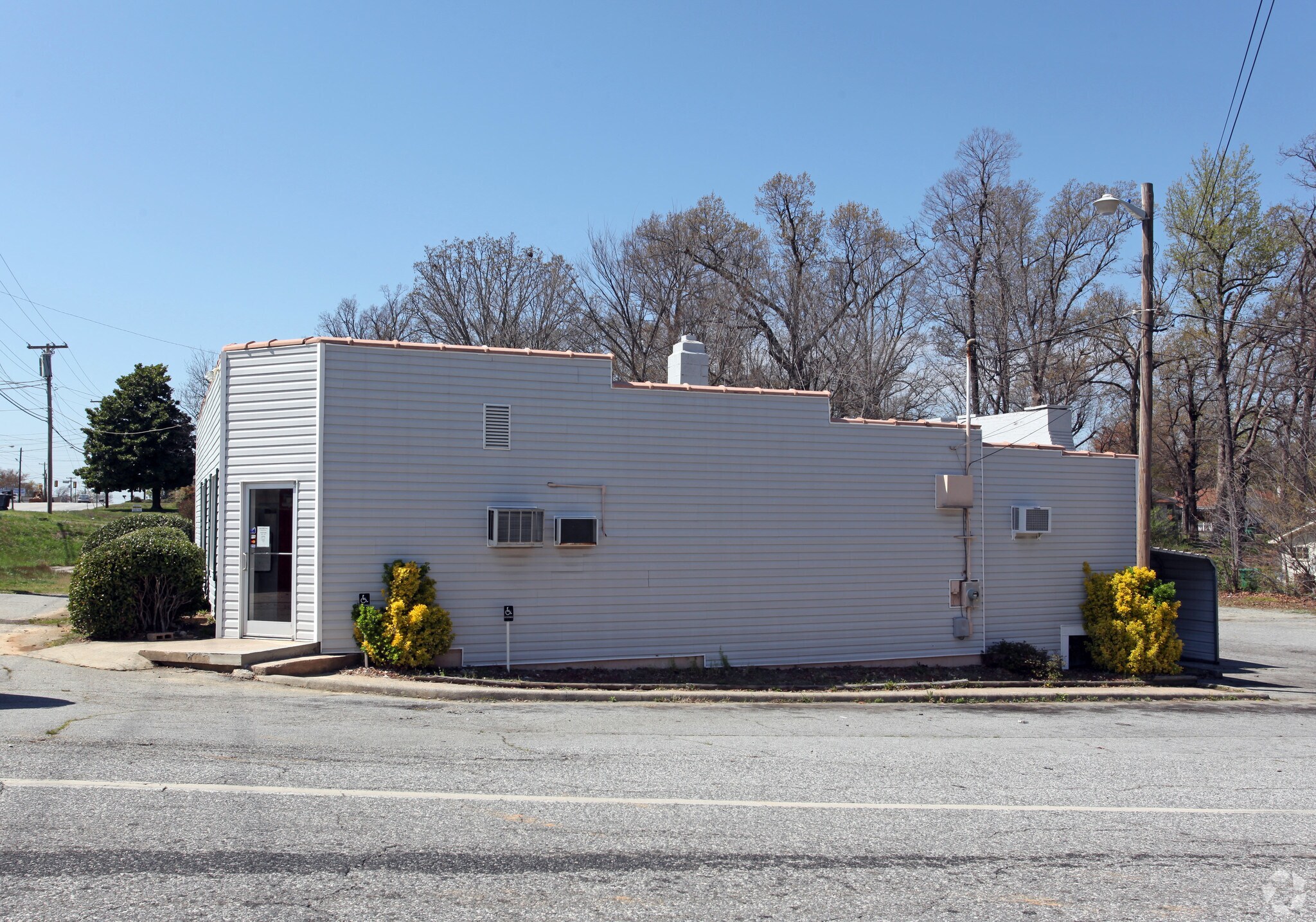2700 W English Rd, High Point, NC for sale Primary Photo- Image 1 of 1
