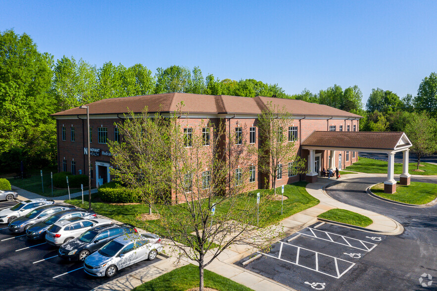 17220 Northcross Dr, Huntersville, NC for lease - Building Photo - Image 1 of 7