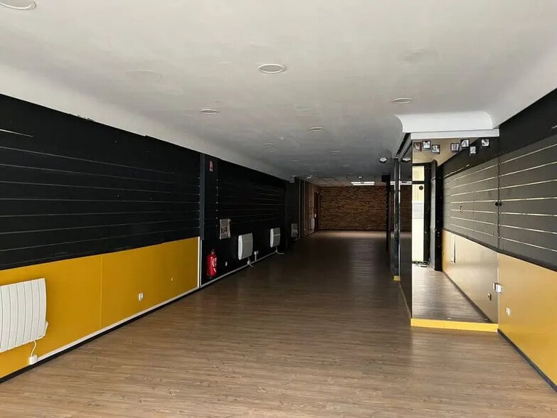 Retail in Saint-Quentin for lease - Building Photo - Image 2 of 6