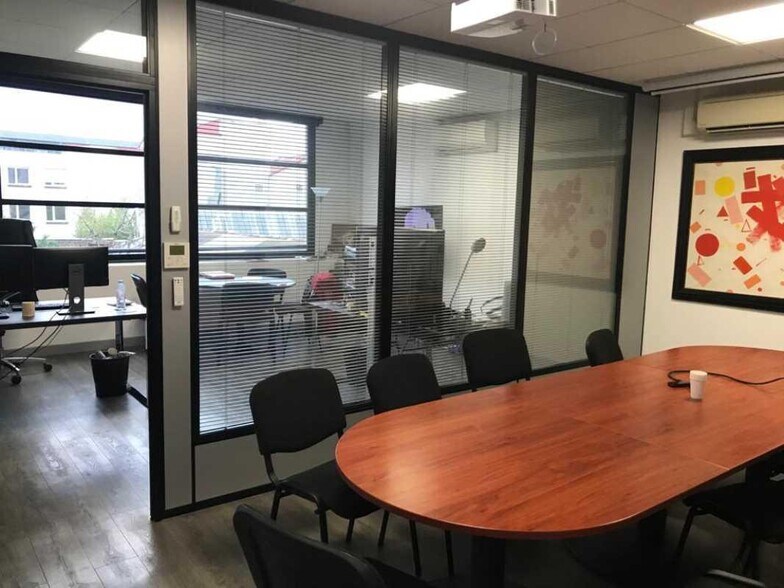 31 Rue Jean-Jacques Rousseau, Montreuil for sale - Interior Photo - Image 3 of 6