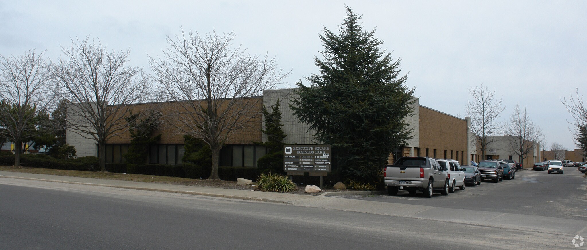 100 E Jefryn Blvd, Deer Park, NY for lease Primary Photo- Image 1 of 3