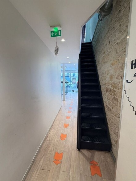Retail in Paris for lease - Interior Photo - Image 3 of 5