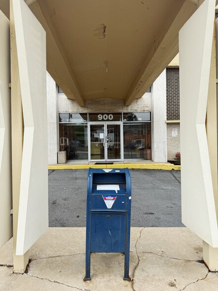 900 S Washington St, Falls Church, VA for lease - Building Photo - Image 2 of 8