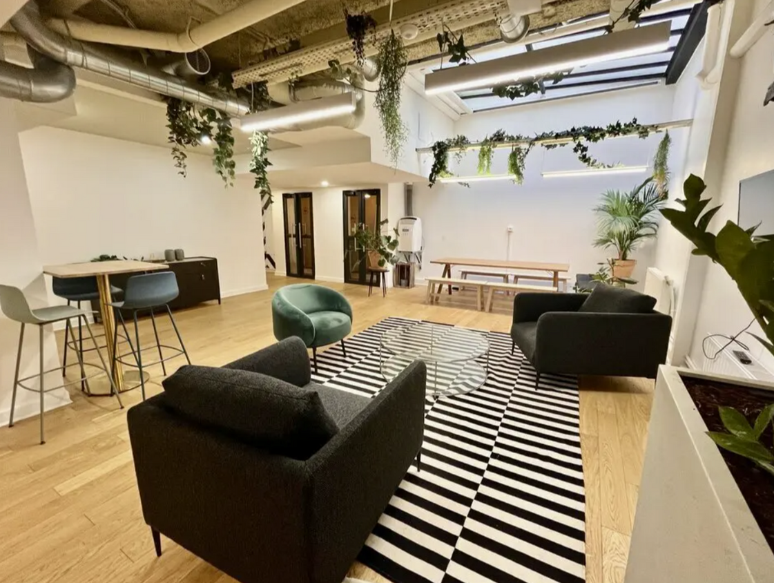 Office in Paris for lease Interior Photo- Image 1 of 2