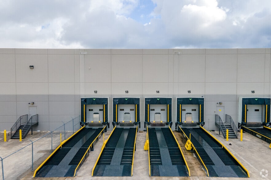 4990 Eisenhauer Rd, San Antonio, TX for lease - Building Photo - Image 3 of 4