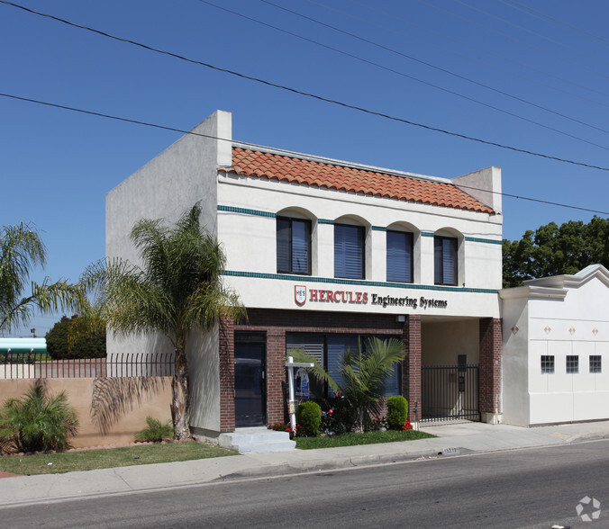 15317 Lakewood Blvd, Paramount, CA for lease - Primary Photo - Image 1 of 12