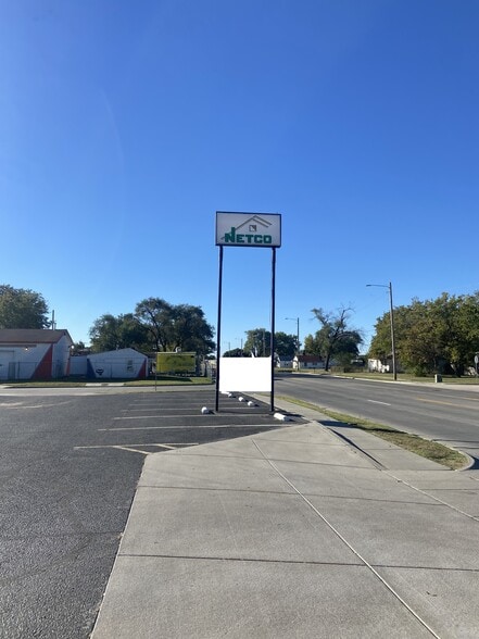 1650 S Meridian Ave, Wichita, KS for lease - Building Photo - Image 2 of 8