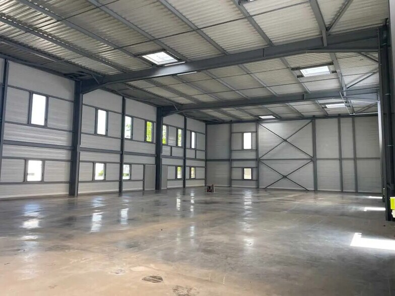 Flex in Saint-Genis-Laval for sale - Building Photo - Image 3 of 24