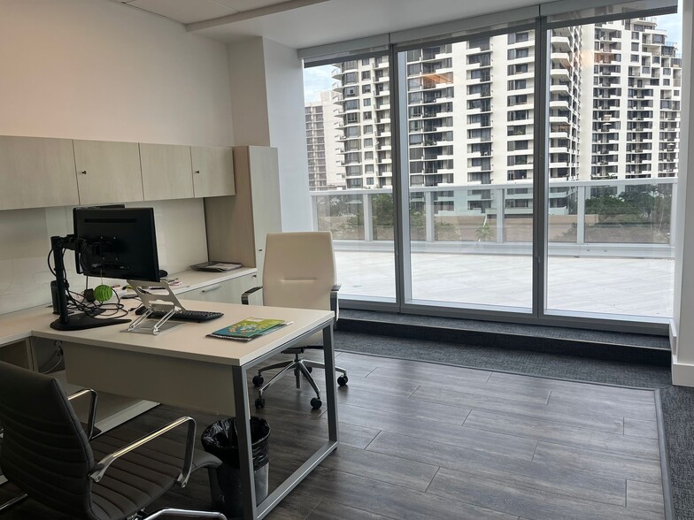 501 Brickell Key Dr, Miami, FL for lease - Interior Photo - Image 2 of 11